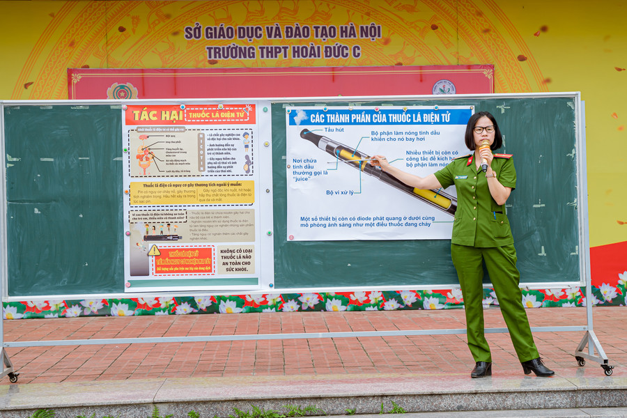 Thiếu tá Phùng Thị Thanh Tình đến từ Công an huyện Hoài Đức nhấn mạnh về tác hại của thuốc lá điện tử.
