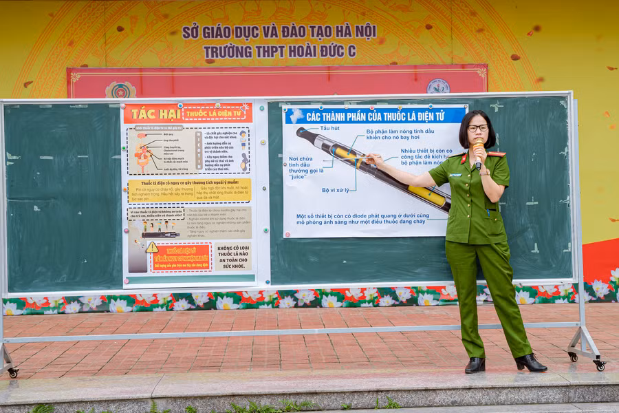 Thiếu tá Phùng Thị Thanh Tình đến từ Công an huyện Hoài Đức nhấn mạnh về tác hại của thuốc lá điện tử.