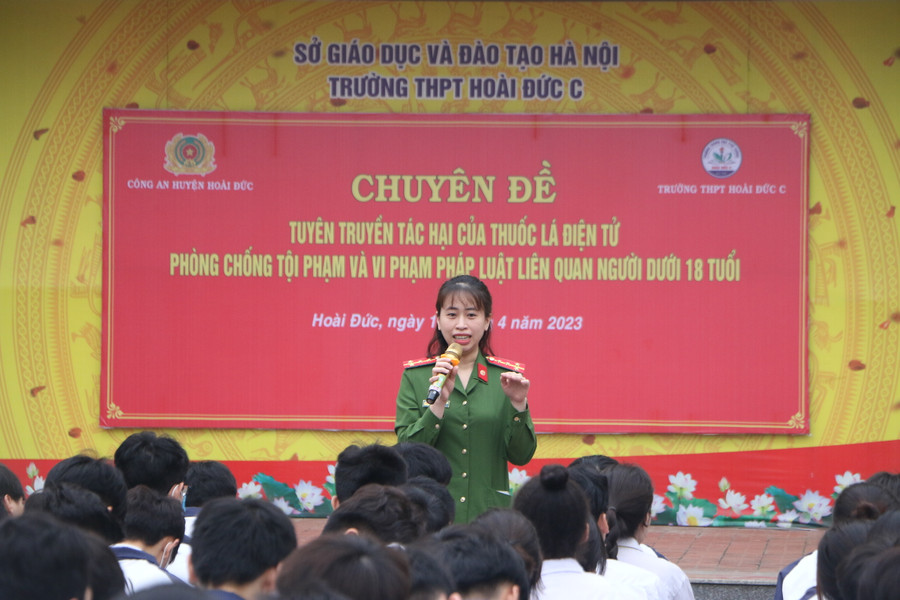 Đại úy Đỗ Thanh Phượng nêu một số ví dụ điển hình của vấn nạn bạo lực học đường.