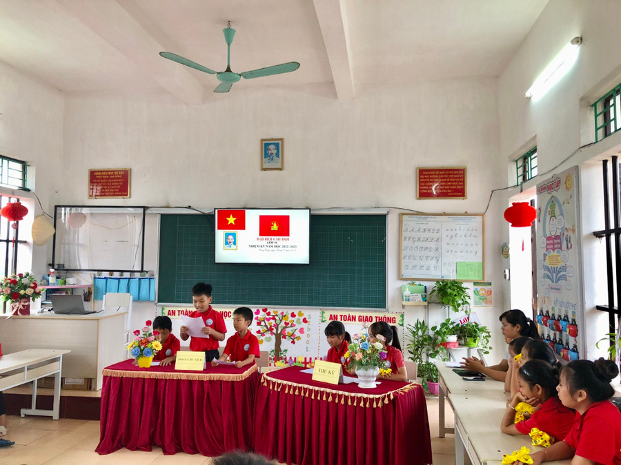 Trong một số trường hợp, cô trò hoàn toàn có thể tổ chức sinh hoạt ngay tại lớp học của mình bằng nhiều hình thức khác nhau.