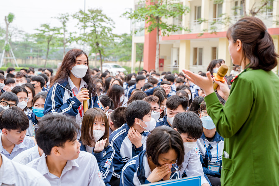 Diễn giả trực tiếp trả lời câu hỏi của học sinh.