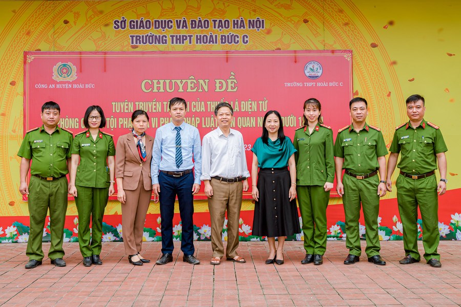 Lãnh đạo nhà trường cùng cán bộ, chiến sĩ Công an huyện Hoài Đức, Công an xã Song Phương chụp ảnh lưu niệm tại chương trình.