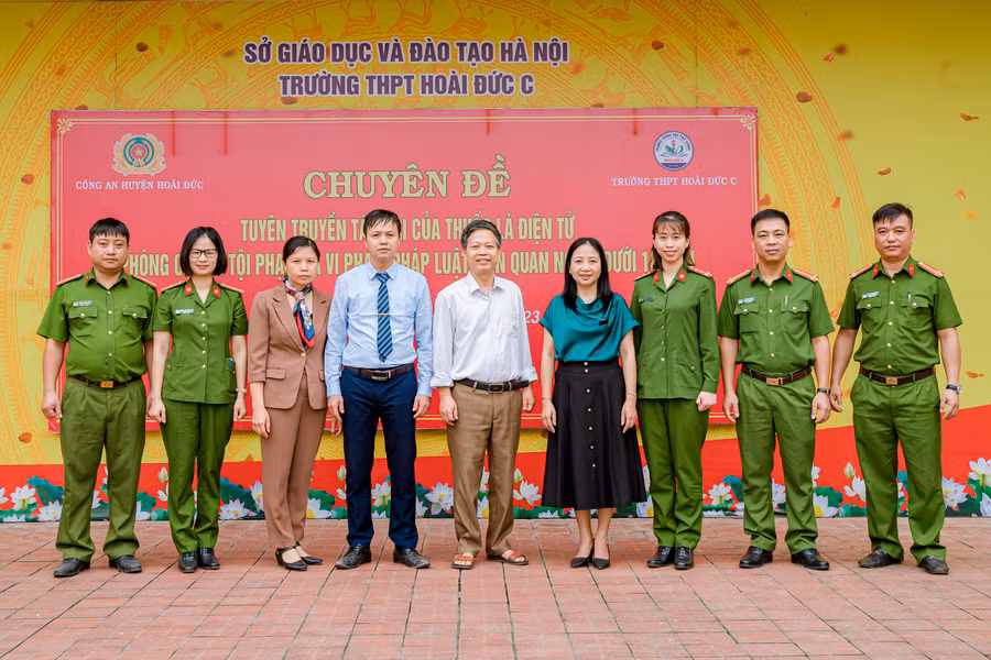 Lãnh đạo nhà trường cùng cán bộ, chiến sĩ Công an huyện Hoài Đức, Công an xã Song Phương chụp ảnh lưu niệm tại chương trình.