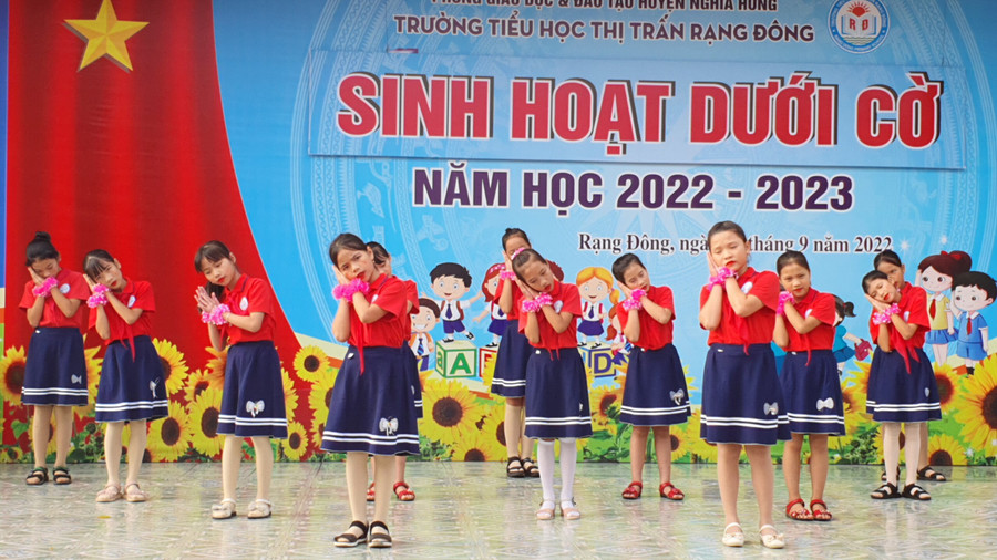 Giờ sinh hoạt dưới cờ của Trường Tiểu học Thị trấn Rạng Đông.