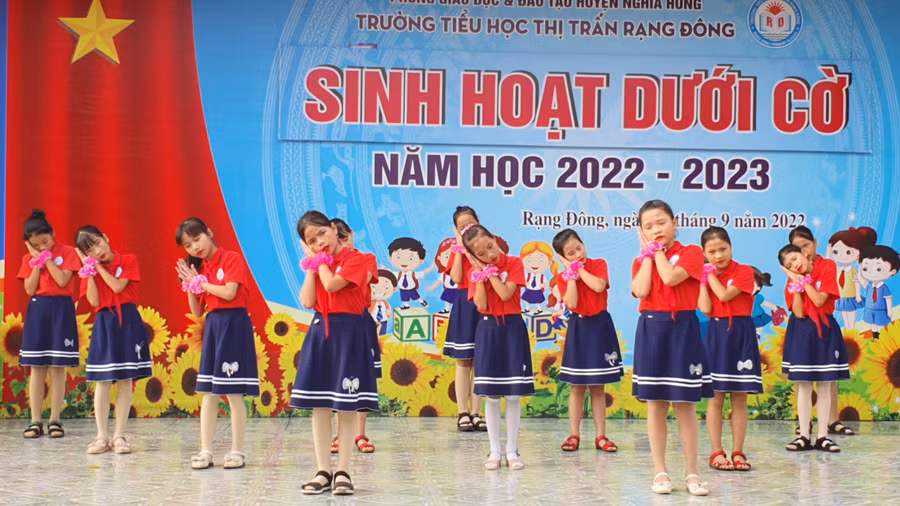 Giờ sinh hoạt dưới cờ của Trường Tiểu học Thị trấn Rạng Đông.