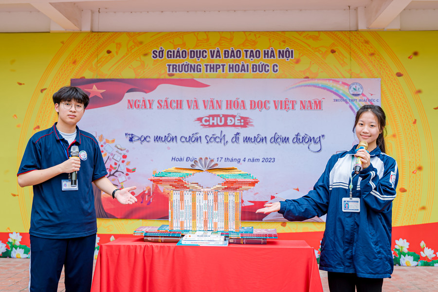 Các em học sinh tham gia xếp sách nghệ thuật, thuyết trình về vai trò của sách và văn hóa đọc trong nhà trường.