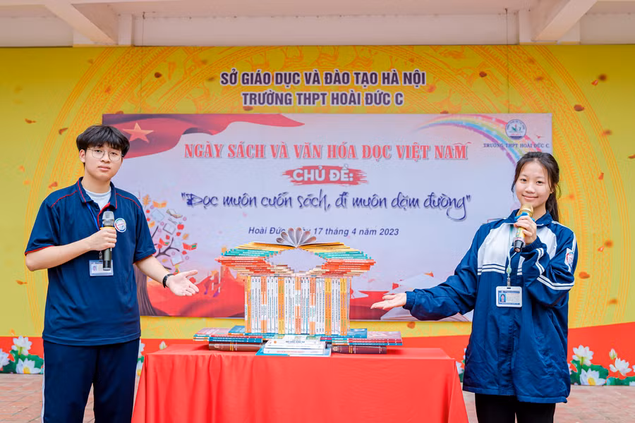 Các em học sinh tham gia xếp sách nghệ thuật, thuyết trình về vai trò của sách và văn hóa đọc trong nhà trường.