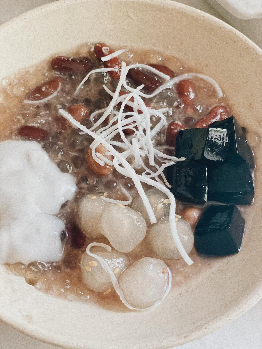 Những người đã có đôi tin rằng, ăn đậu đỏ vào ngày Thất tịch tình yêu sẽ bền chặt, bên nhau cả đời. Những người đã có đôi tin rằng, ăn đậu đỏ vào ngày Thất tịch tình yêu sẽ bền chặt, bên nhau cả đời.