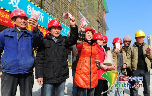 Đại gia xây dựng thưởng tết cả "núi" tiền cho công nhân ảnh 4 Đại gia xây dựng thưởng tết cả