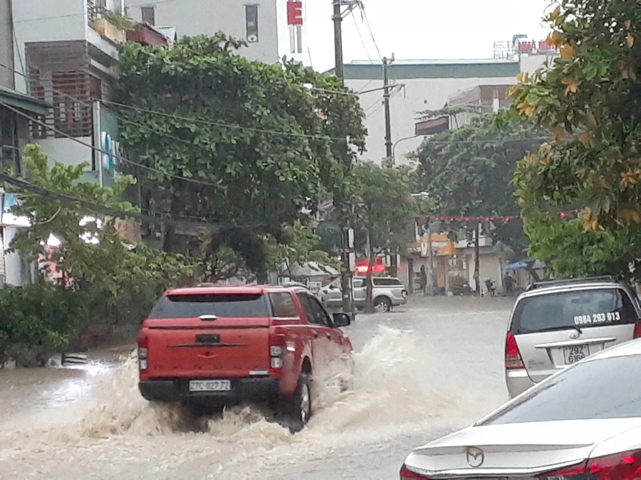 Một số ít chủ xe "liều lĩnh" phi qua những đoạn đường ngập