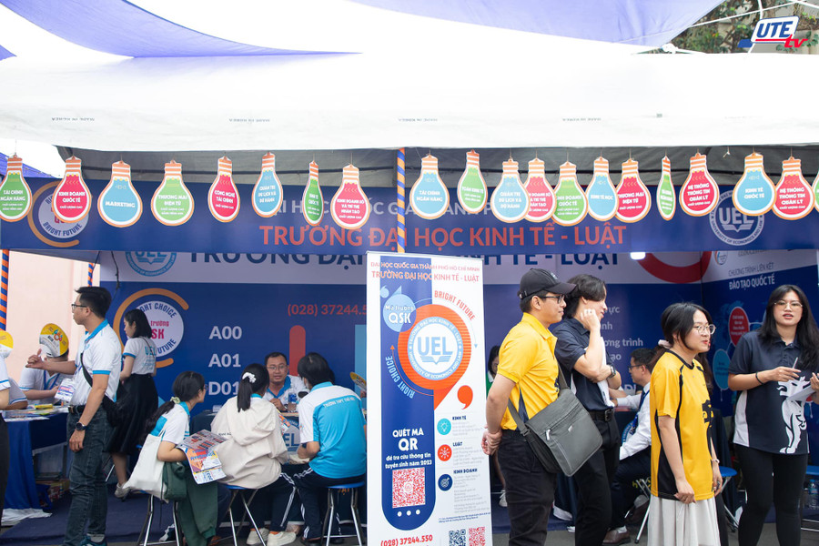 Học sinh tham quan, trải nghiệm trực tiếp hoạt động tư vấn tại các gian hàng tại Ngày mở lần thứ 16 Học sinh tham quan, trải nghiệm trực tiếp hoạt động tư vấn tại các gian hàng tại Ngày mở lần thứ 16