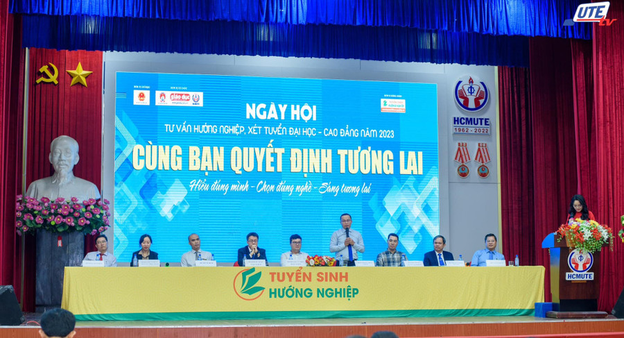 Ban tư vấn trả lời các thắc mắc từ học sinh tham dự Ngày mở lần thứ 16. Ban tư vấn trả lời các thắc mắc từ học sinh tham dự Ngày mở lần thứ 16.