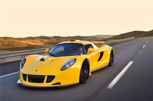Xe hơi thể thao Hennessey Venom GT (452km/h): Đây là chiếc xe hơi nhanh nhất thế giới dù không được Sách Kỷ lục Guinness công nhận. Lý do là vào ngày 14/02/2014, đội Hennessey sử dụng đường phóng tàu con thoi của NASA làm đường đua nhưng chỉ hoàn thành được chặng đua một chiều, không thể hoàn thành chiều còn lại theo quy định của Guinness, dù họ đã xác lập được tốc độ kỷ lục.