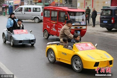 Tự chế dàn Lamborghini mui trần để... đưa cháu đi học 