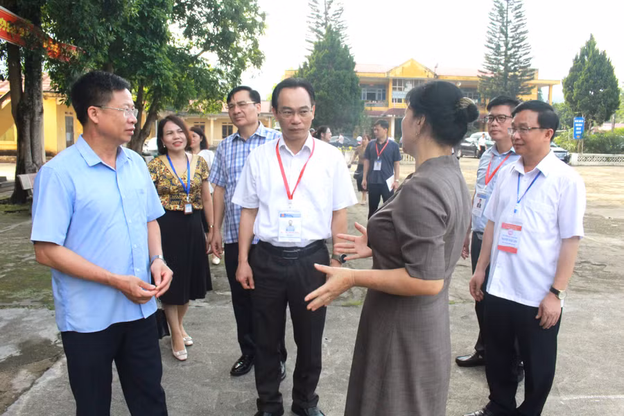 Đoàn công tác kiểm tra tại điểm thi THPT Chợ Mới, huyện Chợ Mới, tỉnh Bắc Kạn.
