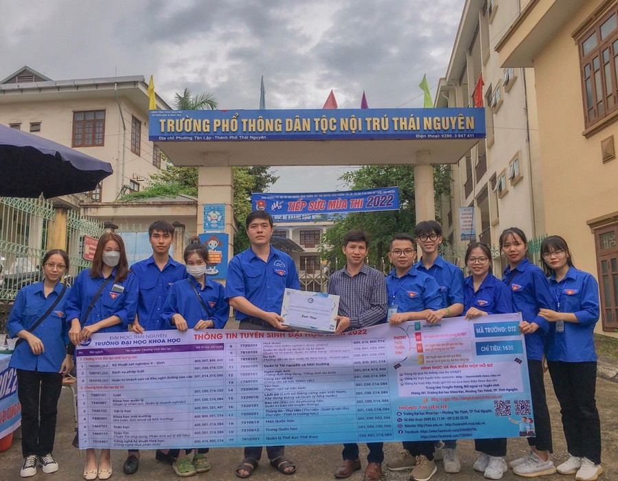 Đội tình nguyện tiếp sức mùa thi tại trường Phổ thông Dân tộc nội trú Thái Nguyên.