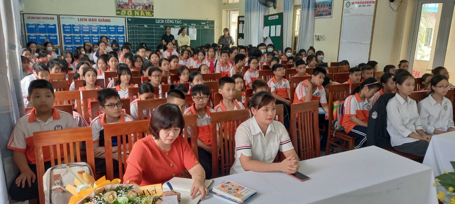 Phong trào đọc sách được đông đảo các em học sinh hưởng ứng. Phong trào đọc sách được đông đảo các em học sinh hưởng ứng.