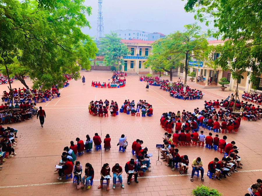 Mô hình "đọc sách ngoài sân" đang được áp dụng tại Trường Tiểu học Lê Lợi (TX.Sơn Tây, Hà Nội). Mô hình "đọc sách ngoài sân" đang được áp dụng tại Trường Tiểu học Lê Lợi (TX.Sơn Tây, Hà Nội).