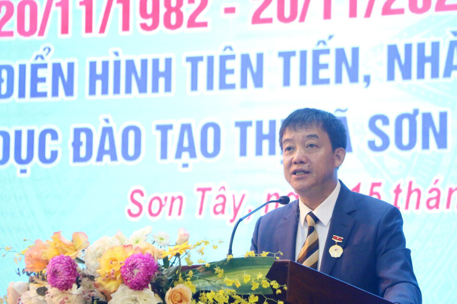 Ông Lê Đại Thăng - Phó Chủ tịch UBND thị xã Sơn Tây điểm lại một số thành tựu mà ngành Giáo dục thị xã đã đạt được thời gian qua.