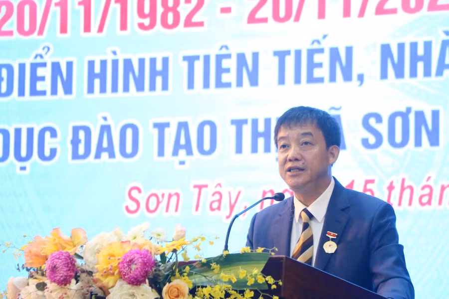 Ông Lê Đại Thăng - Phó Chủ tịch UBND thị xã Sơn Tây điểm lại một số thành tựu mà ngành Giáo dục thị xã đã đạt được thời gian qua.