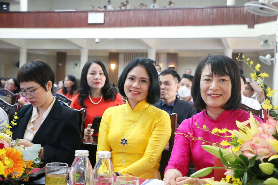 Đội ngũ nhà giáo và cán bộ quản lý của thị xã tiếp tục được tăng cường, có bước phát triển cả về số lượng và chất lượng, đảm bảo đồng bộ về cơ cấu.