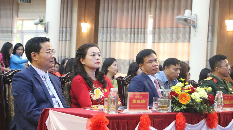 Các đại biểu tham dự lễ kỷ niệm 40 năm Ngày Nhà giáo Việt Nam của Thị xã Sơn Tây sáng 15/11.