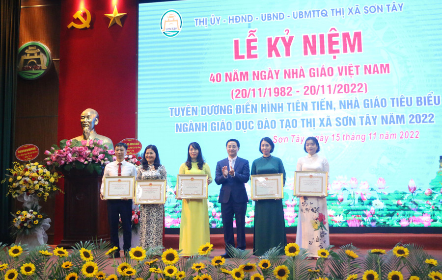 Bí thư Thị ủy Sơn Tây đã tặng thưởng danh hiệu Tập thể Lao động xuất sắc cho một số tập thể trong năm học 2021-2022.