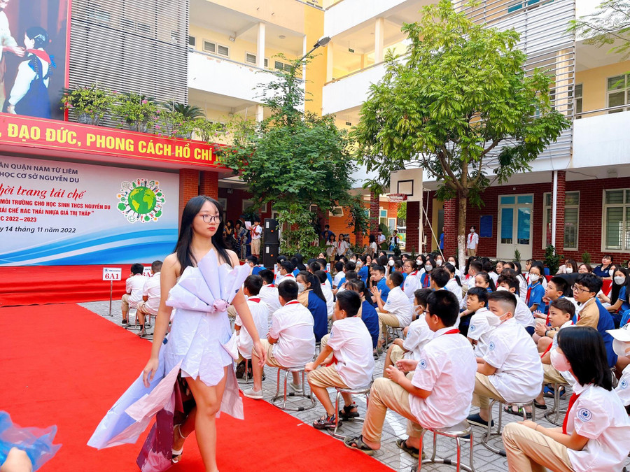 Bên cạnh trang phục là những bước chân đầy tự tin trình diễn trên sân khấu của trường khiến các bạn cùng trang lứa trầm trồ ngợi khen.