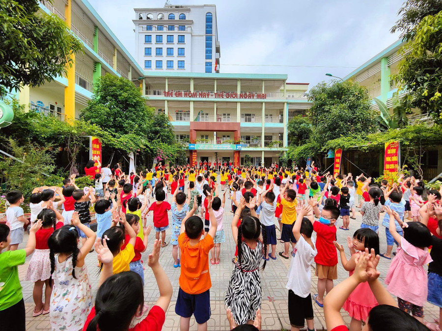 Nhìn thấy sự phát triển của trẻ và sự tin yêu của phụ huynh chính là niềm hạnh phúc của các cô giáo nhân dịp kỷ niệm 40 năm Ngày Nhà giáo Việt Nam 20/11. Nhìn thấy sự phát triển của trẻ và sự tin yêu của phụ huynh chính là niềm hạnh phúc của các cô giáo nhân dịp kỷ niệm 40 năm Ngày Nhà giáo Việt Nam 20/11.