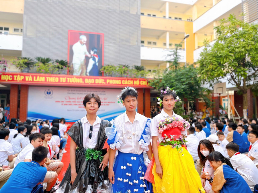 Các em học sinh đã tạo ra bộ trang phục đầy ấn tượng từ những tờ giấy màu, túi ni lông, bìa giấy... đã qua sử dụng.