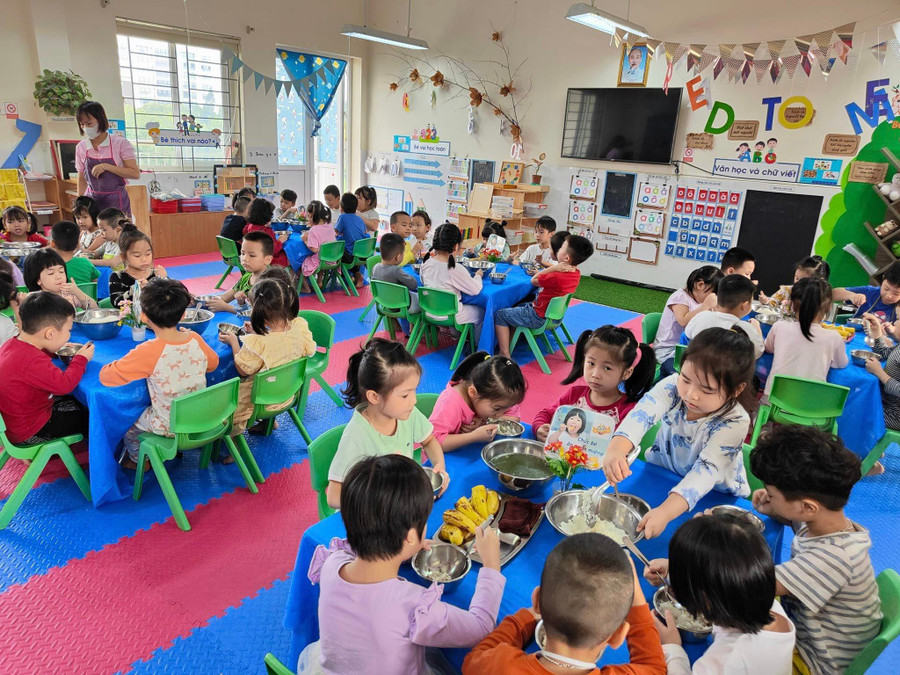 Trẻ được ăn uống, vui chơi điều độ trên lớp chính là mong muốn của các bậc phụ huynh khi gửi con tại trường. Trẻ được ăn uống, vui chơi điều độ trên lớp chính là mong muốn của các bậc phụ huynh khi gửi con tại trường.
