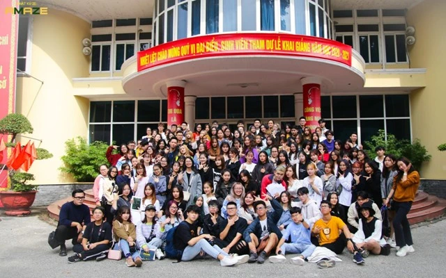 Hoạt động teambuilding dưới hình thức “Amazing Race” thu hút đông đảo các bạn tân sinh viên tham gia.