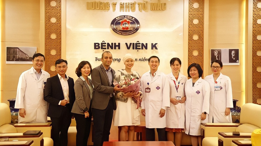 Thủy Tiên được các bác sĩ, y tá của bệnh viện K chữa trị trong thời gian bị ung thư.