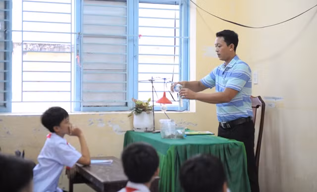 Thầy giáo Danh Minh - một trong những giáo viên được tuyên dương trong chương trình "Chia sẻ cùng thầy cô".