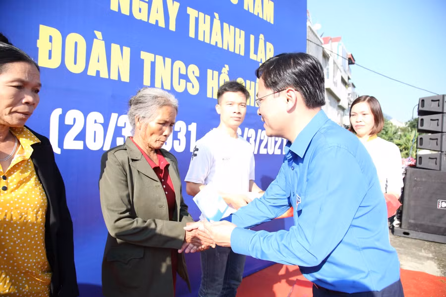 Anh Nguyễn Anh Tuấn tặng quà cho 20 hộ dân có hoàn cảnh khó khăn tại huyện Thường Xuân