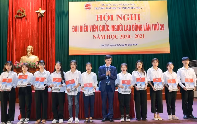  PGS.TS Nguyễn Quang Huy – Hiệu trưởng trường ĐH SP HN2 trao 12 suất quà cho các sinh viên của trường có gia đình ở các tỉnh Nghệ An, Hà Tĩnh, Thừa Thiên Huế chịu ảnh hưởng trực tiếp bởi lũ lụt.