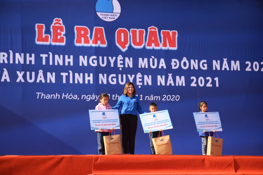 Trao quà cho các em học sinh có hoàn cảnh khó khăn.