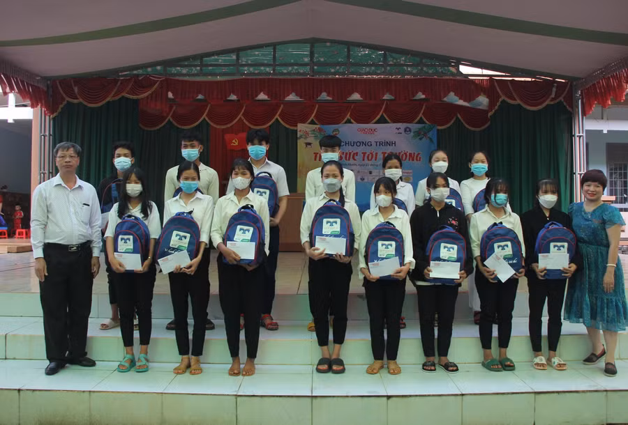 Nhà báo Dương Thanh Hương, Phó tổng Biên tập Báo GD&amp;TĐ và ông Lê Văn Công, Trưởng phòng Giáo dục &amp; Đào tạo huyện Bù Gia Mập tặng học bổng cho học sinh nghèo.