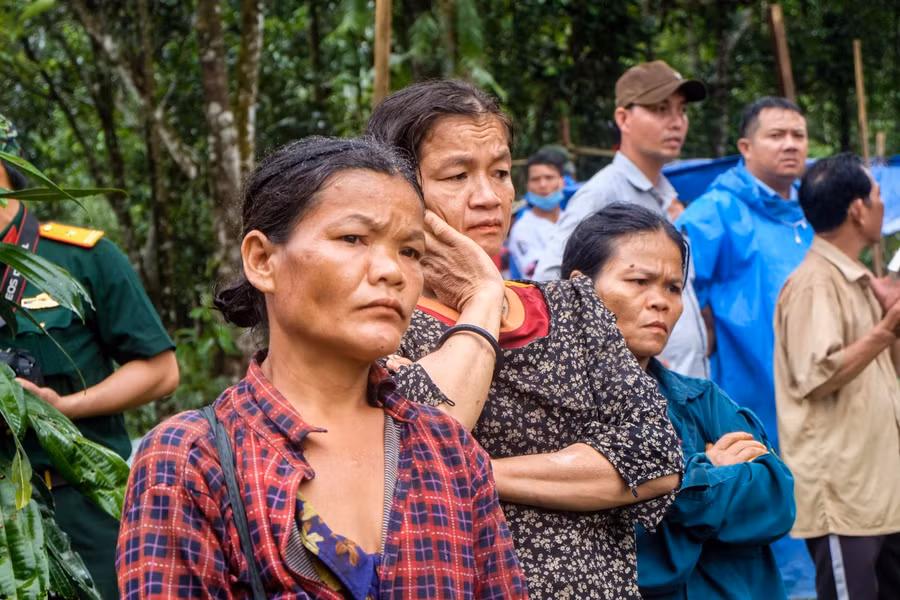 Người thân các nạn nhân trông ngóng lực lượng chức năng.