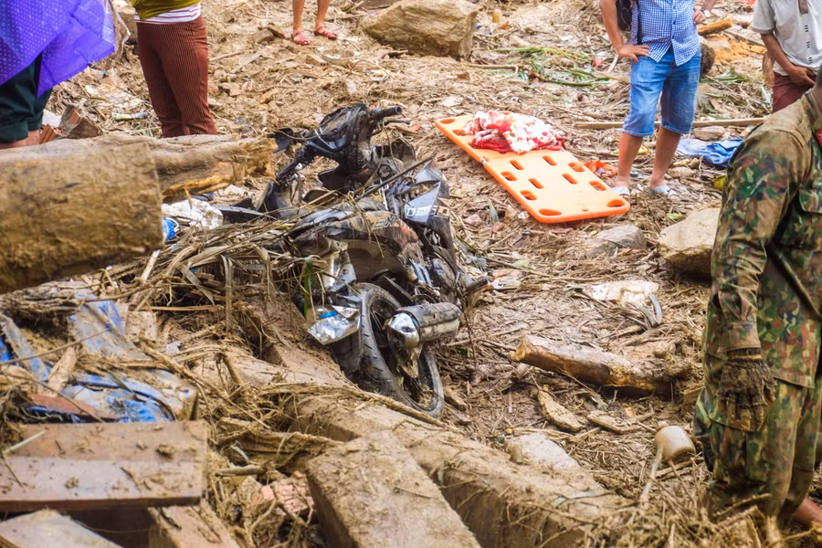 Chiếc xe máy của người dân bị vùi lấp sau trận sạt lở khủng khiếp.