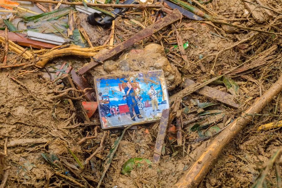 Tấm ảnh còn sót lại trong căn nhà của các nạn nhân.