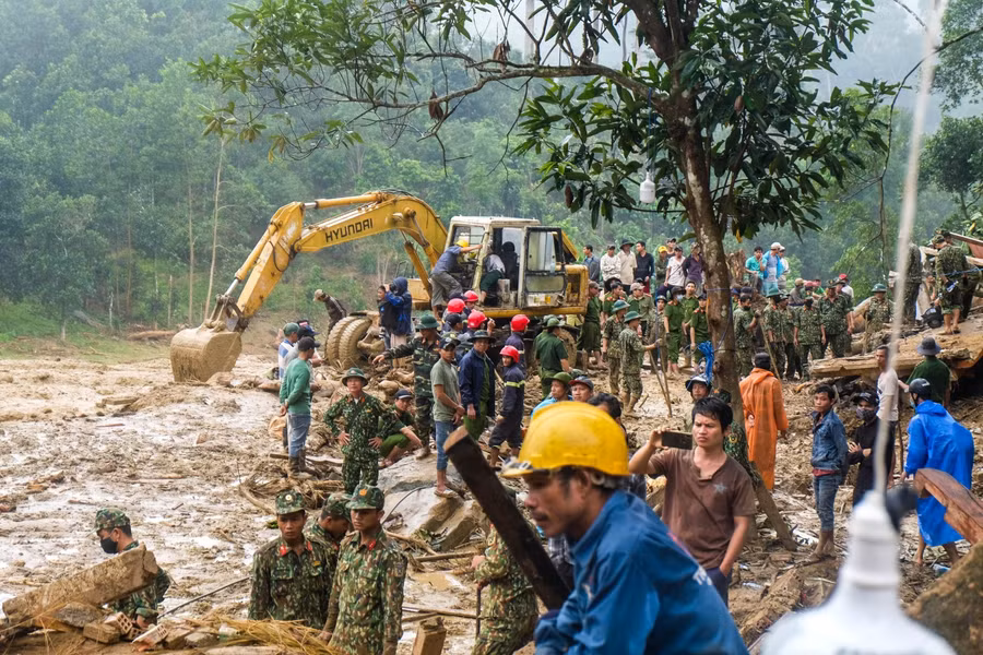 Hàng trăm cán bộ chiến sĩ chia nhau ra nhiều khu vực để tìm kiếm.