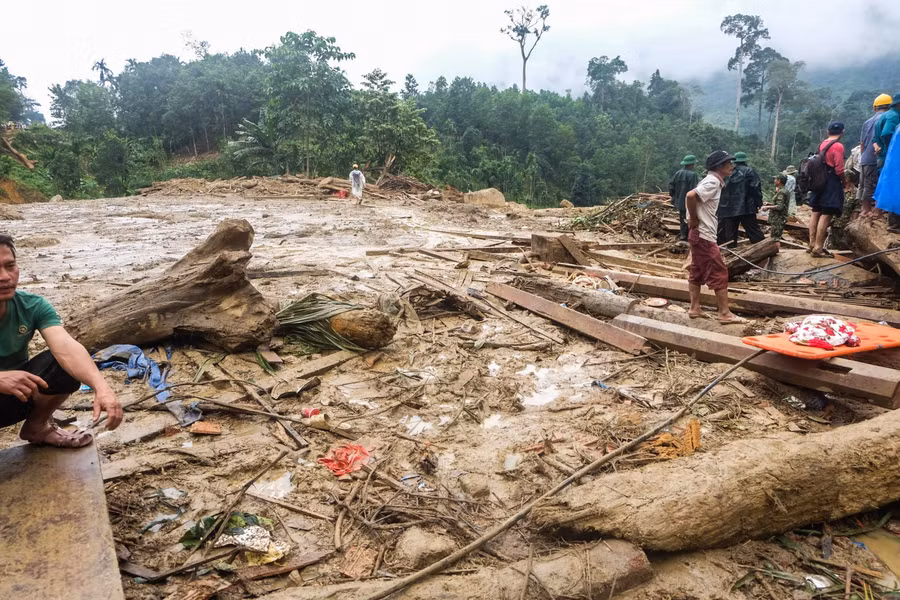 Vụ sạt lở đất ở Trà Leng: Khẩn trương đào bới tìm kiếm người bị mất tích ảnh 7
