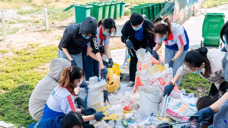 Sinh viên UEH tập kết, phân loại rác trước khi mang đi tiêu hủy.