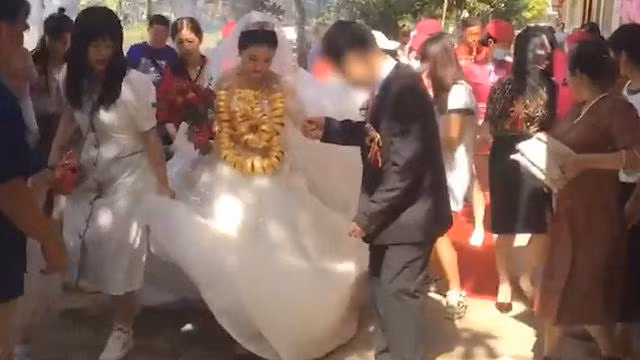 Clip: Xôn xao cô dâu "lấy chồng đúng là gánh nặng"