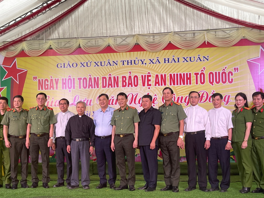 Các đại biểu chụp ảnh lưu niệm cuối chương trình. Các đại biểu chụp ảnh lưu niệm cuối chương trình.