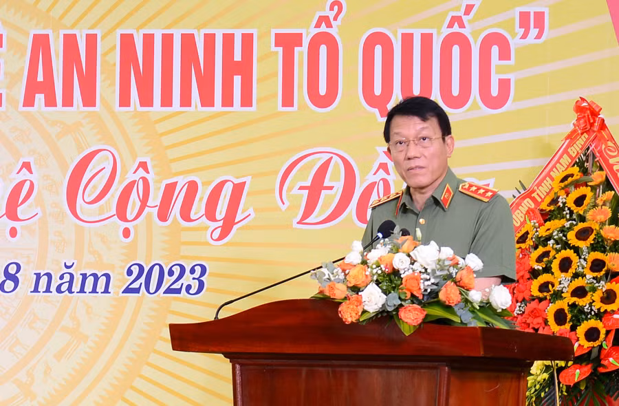 Thượng tướng Lương Tam Quang, Thứ trưởng Bộ Công an động viên, ghi nhận những kết quả tích cực mà xã Hải Xuân đạt được trong thời gian qua.