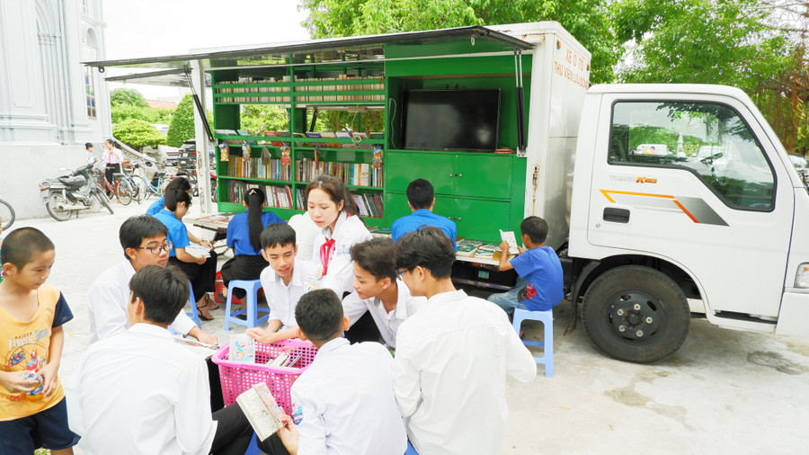 Thư viện tỉnh Nam Định mang nhiều sách đến để giới thiệu cho học sinh và bà con Giáo dân. Thư viện tỉnh Nam Định mang nhiều sách đến để giới thiệu cho học sinh và bà con Giáo dân.