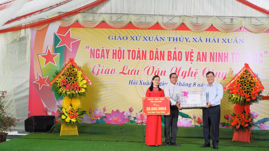 Bí thư Tỉnh ủy Nam Định Phạm Gia Túc (bìa phải) thay mặt lãnh đạo tỉnh tặng quà chính quyền, Nhân dân xã Hải Xuân.