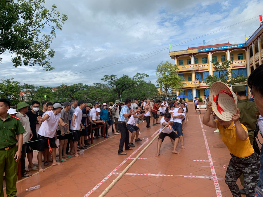 Trong sáng 11/8, cuộc thi kéo co cho người dân các xóm cũng được tổ chức tại sân Trường THCS Hải Xuân. Trong sáng 11/8, cuộc thi kéo co cho người dân các xóm cũng được tổ chức tại sân Trường THCS Hải Xuân.